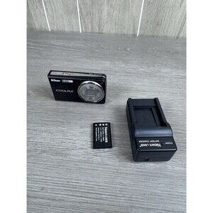 Nikon COOLPIX S550 10.0MP Digital Camera Point Shoot Black Tested w/Batt Great